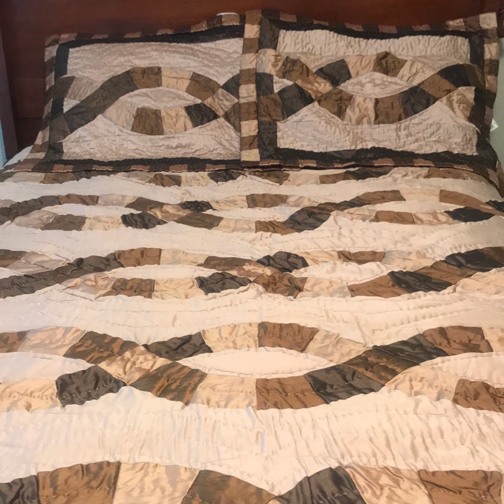 Queen size satin comforter and shams